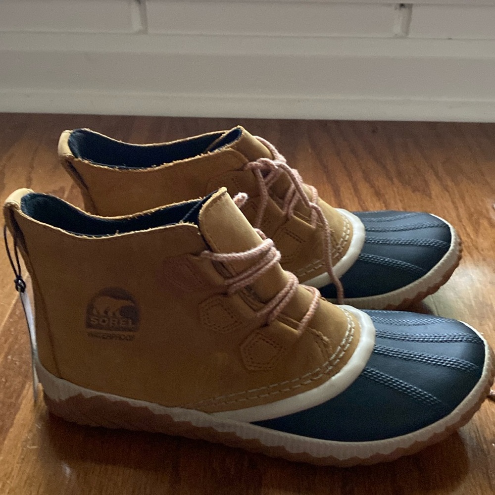 Sorel, Size 8, NWT! Out and About waterproof duck boots.